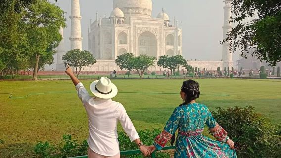 From Delhi: Taj Mahal Sunrise and Agra Private Tour