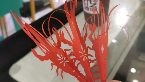 Laboratorio di ritaglio della carta tradizionale cinese riconosciuto dall'UNESCO: Creazione di arte popolare