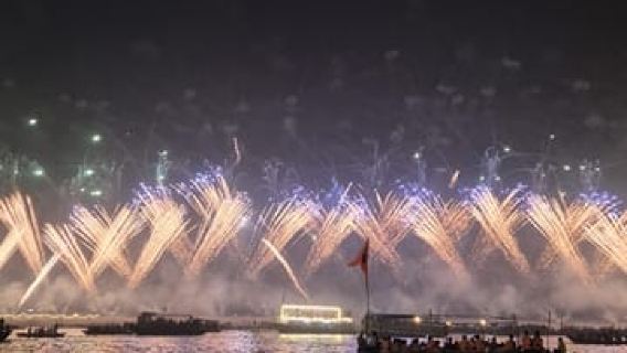Varanasi: Dev Diwali Boat Ride with Food and Guide