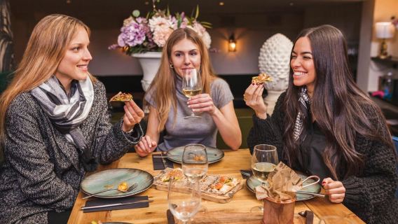 Alicante: Recorrido gastronómico a pie con cata de vinos y tapas