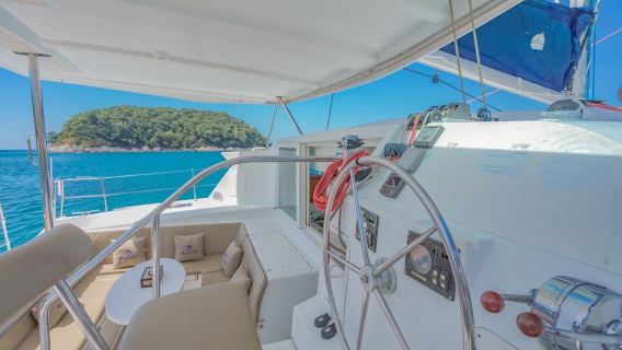 [จุดเด่น] เช่าเรือส่วนตัวที่ภูเก็ต - BlueCastle เรือใบคาตามารันระดับคลาสสิก BlueCastle ขนาด 42 ฟุต พร้อมสไลเดอร์และหลอดเป่าแบบใช้ครั้งเดียว