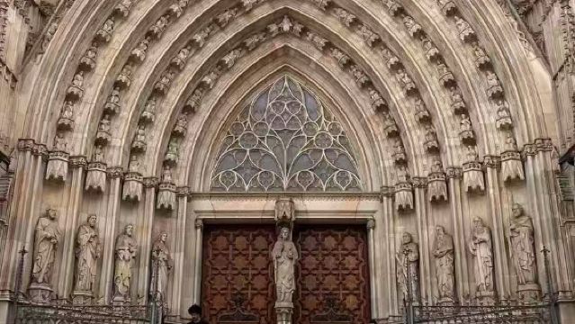 Lawatan sehari ke Madrid, Istana Diraja Madrid, Bandar Lama Ávila, dan Katedral Segovia di Sepanyol.