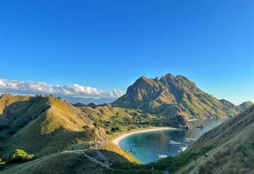 Indonesia Komodo Island Day Tour: Pink Beach, Komodo Dragons, Padar Island, Manta Rays, and Giant Lizards