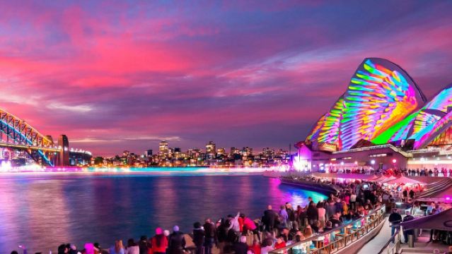 ทัวร์เรือ Vivid ซิดนีย์: ทัวร์เรือพรีเมียม 1 ชั่วโมงครึ่ง พร้อมเครื่องดื่มต้อนรับฟรี