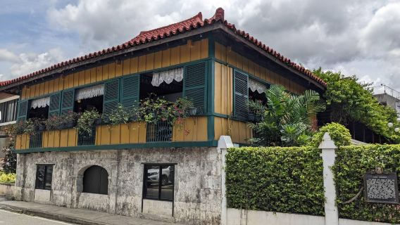 Cebu Cultural Day Tour: Churches, Fort, Museums, Temple & Tops lookout with Professional Guide