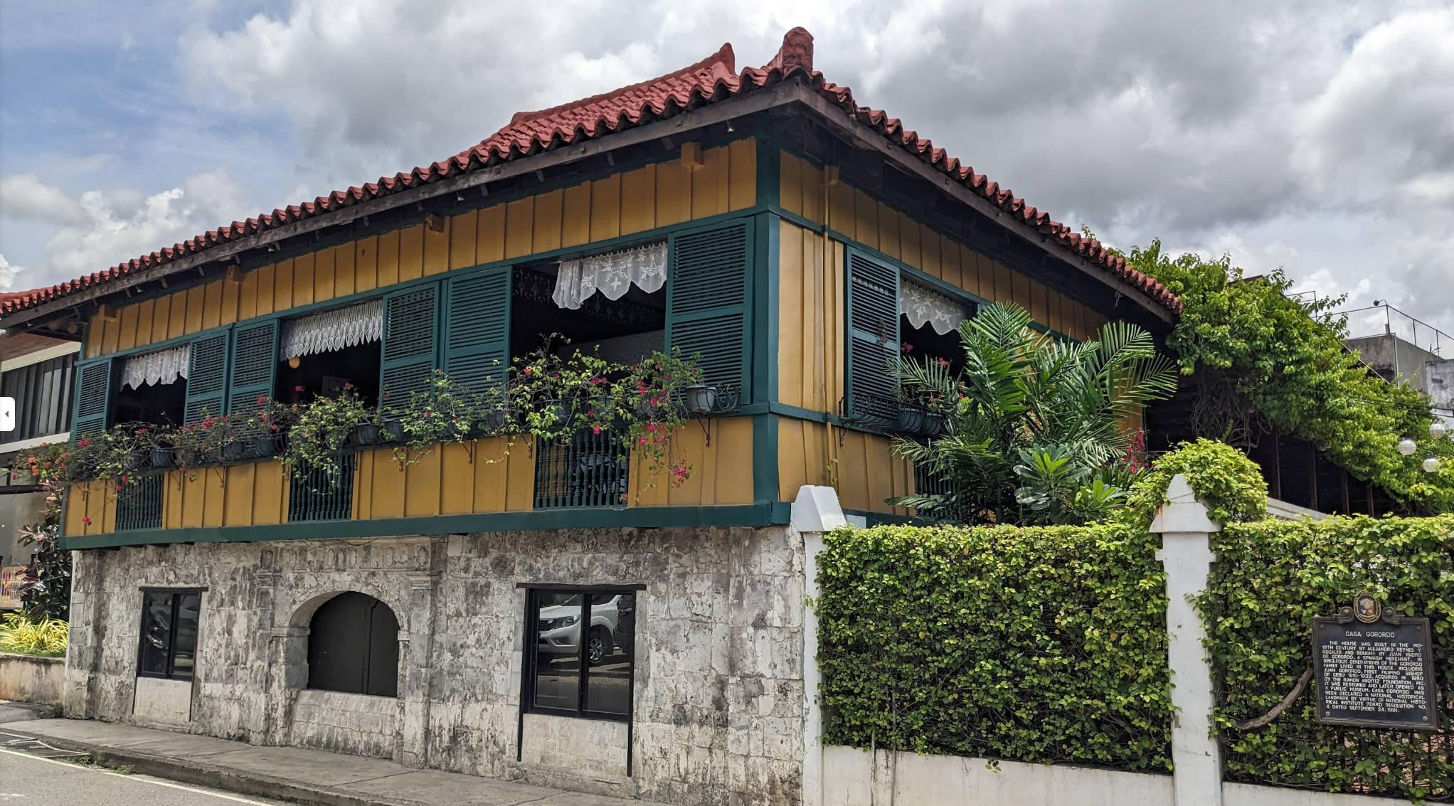 Cebu Cultural Day Tour: Churches, Fort, Museums, Temple & Tops lookout with Professional Guide