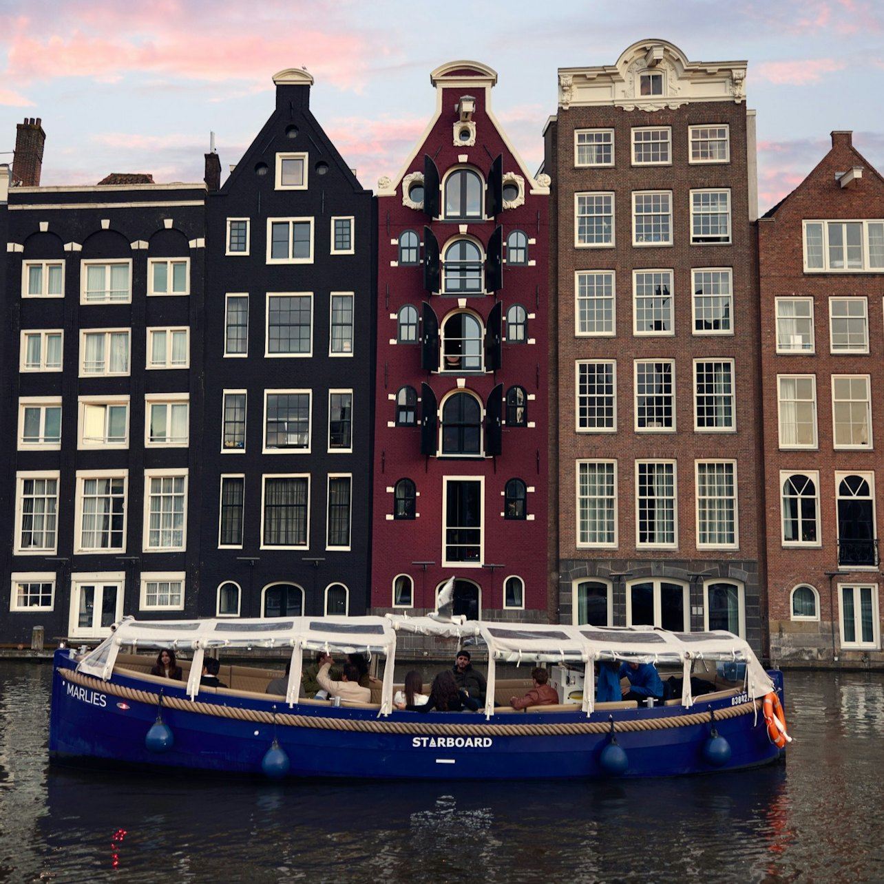 Amsterdam: Guided Canal Cruise + Optional Unlimited Drinks