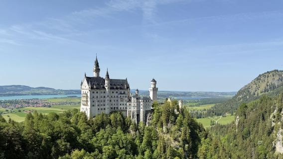 From Munich: Neuschwanstein castle + Linderhof palace + Oberammergau (optional Chinese/English tour and admission ticket)