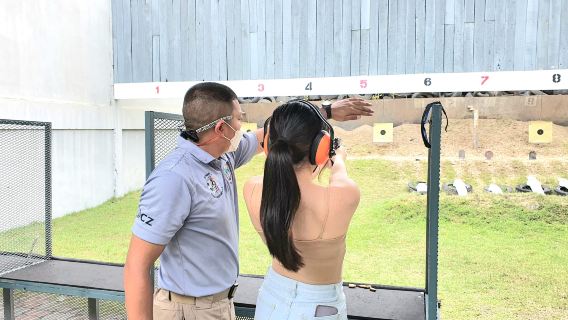 Esperienza di tiro al poligono di tiro dell'esercito di Bangkok