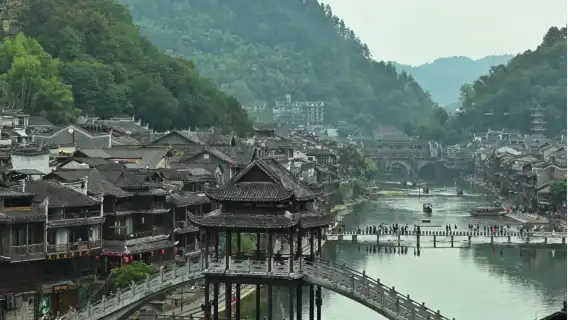 장가계를 출발하여 봉황고성을 방문하고 푸롱타운의 독특한 매력을 느껴보세요.