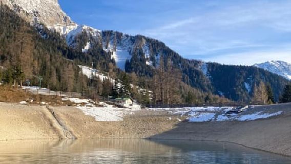 Leave your comfort Zone: Ice bathing in the mountain lake