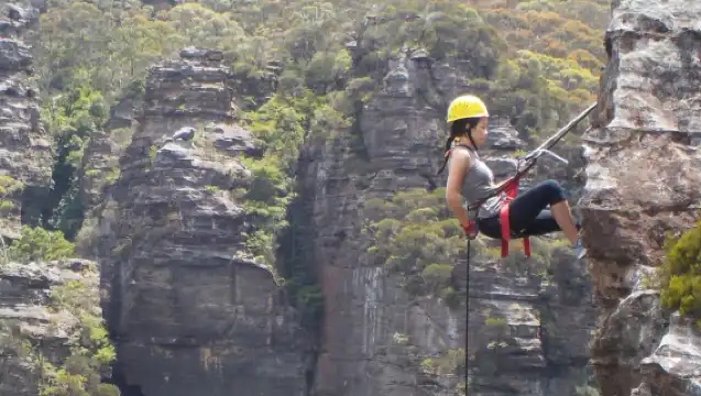 藍山：精彩的半日繩降探險