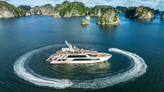 Excursion d'une journée à Halong - Baie de Lan Ha au départ de Hanoi : croisière de luxe, piscine avec jacuzzi, toboggan et kayak.