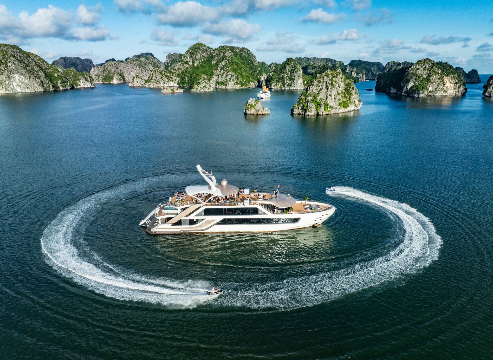 Hanoi/ Halong - Lan Ha Bay full-day Tour: Luxury cruise, Pool, Jacuzzi, Slide, Kayaking