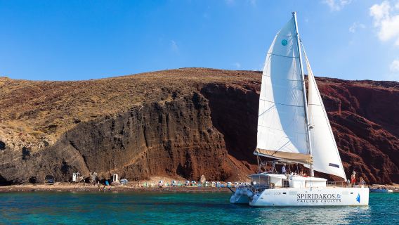 Chuyến du thuyền Catamaran cổ điển tại Santorini với tiệc BBQ, đồ uống & dịch vụ đưa đón