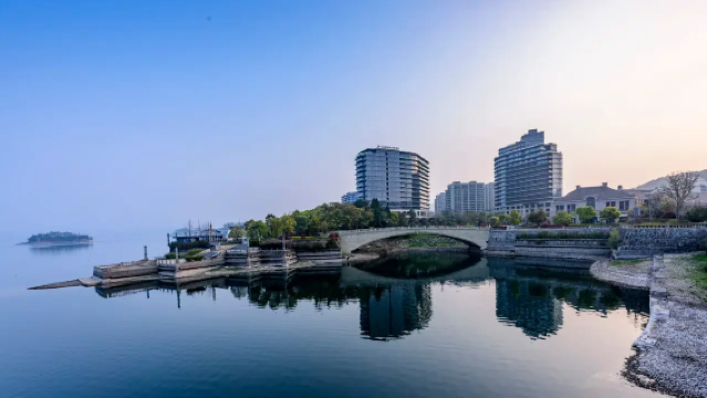 2-Night Stay in Lake View Family Twin Room or Lake View Deluxe King Room at Building 1 of Qiandao Lake Greentown Blue Bay Resort + 2 Set Lunches or Set Dinners for Two + Next-Day Breakfast for Two