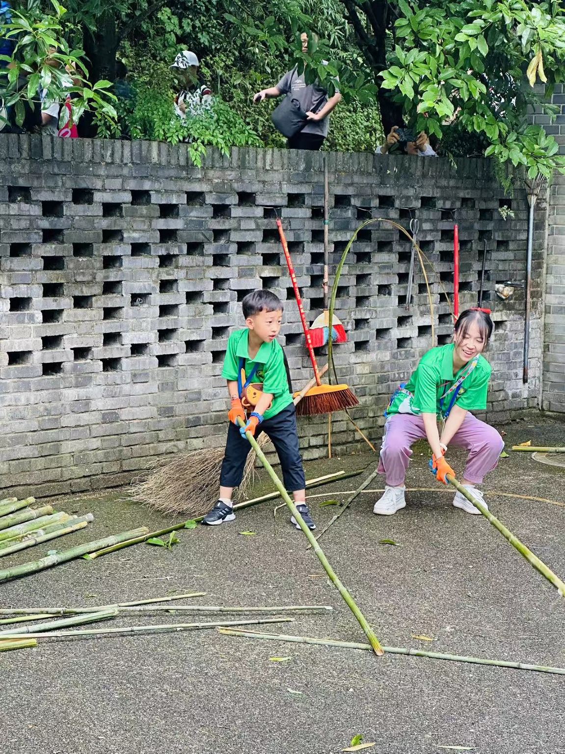 四川成都熊貓樂園義工一日營研學（都江堰基地）10人內小團【帶隊老師全程陪同（拍照+影片）+自助午餐】