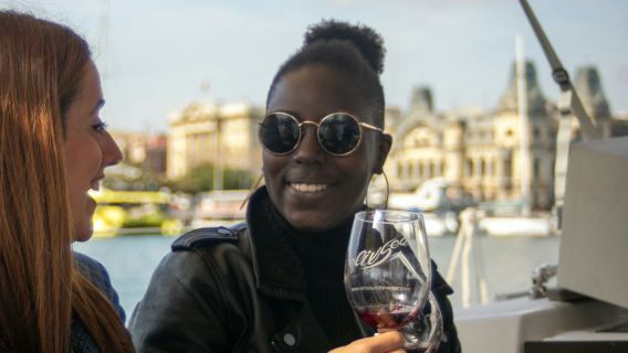 Barcellona: esperienza di navigazione di 2 ore + degustazione di vini sott'acqua