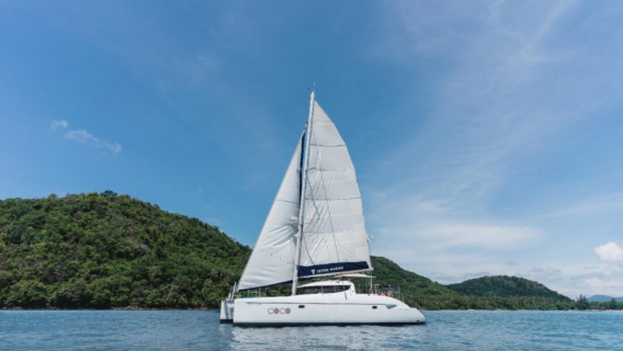 Coco, sebuah kapal layar mewah di Phuket, menawarkan tur carteran ke Pulau Coral, Teluk Pisang, Tanjung Promthep, Pulau Telur, dan Pulau Bulan Madu. Perahu ekor panjang dan perjalanan traktor ke pantai utama juga tersedia.