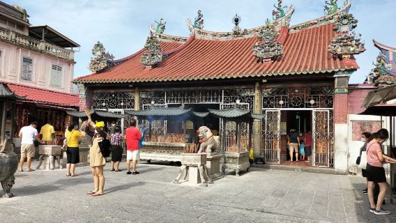 Art Street + Clan Jetties of Penang + Reclining Buddha Temple + St. George's Church + Kuan Yin Teng 1-day tour (including guide)
