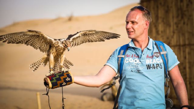 Ochtendwoestijnsafari met dune bashing + sandboarden + kamelenrit + valken + koffiepauze + dadels