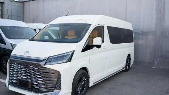 Trasferimento di sola andata dall'aeroporto di Yogyakarta con autista che parla inglese [Prezzo per auto]