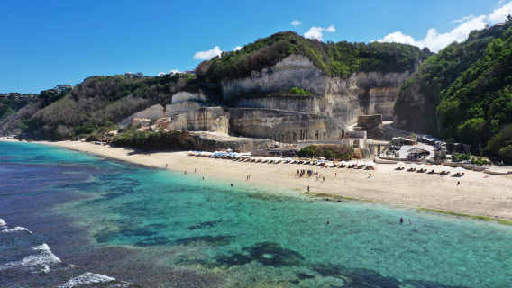 Pelajaran Melayari Pantai Kuta dengan Panduan Pelbagai Bahasa