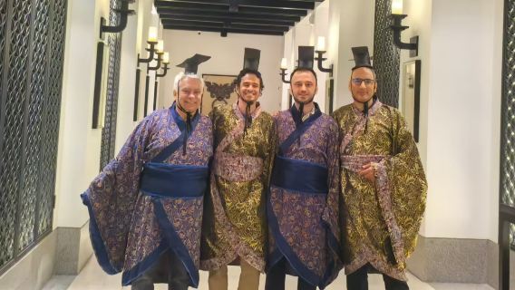 Терракотовая армия и Хуа Цин Палм: экскурсия для 8 человек на английском языке – погружение в культуру династии Цинь с обедом, XR-опытом и послеобеденным чаем в Хуа Цин Палм