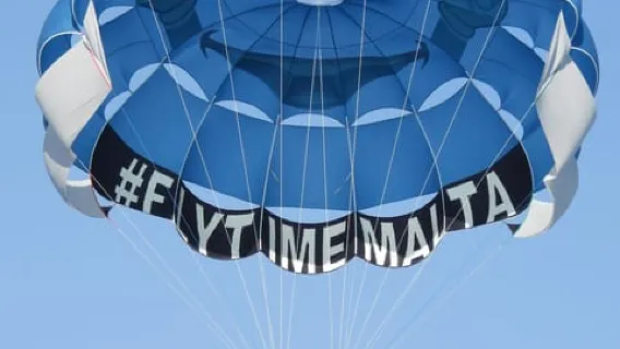 St. Julians: Parasailing Go & Fun con foto e video gratuiti