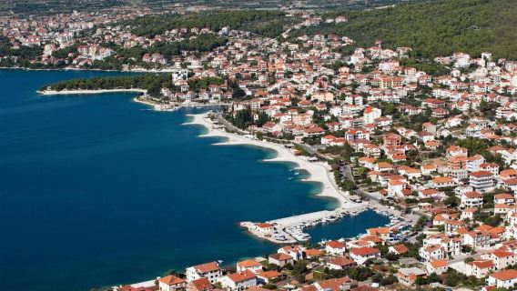 From Trogir: Guided Panoramic Boat Tour with Drinks
