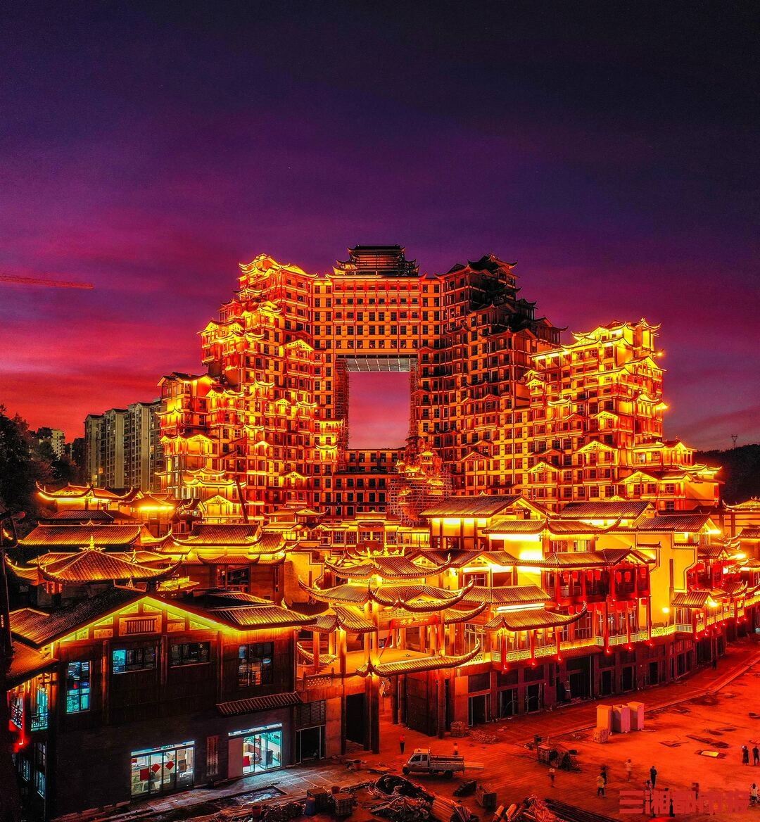 Tour di gruppo cinese di un giorno al Parco forestale nazionale dei monti Tianmen di Zhangjiajie e alle Settantadue Torri delle Meraviglie