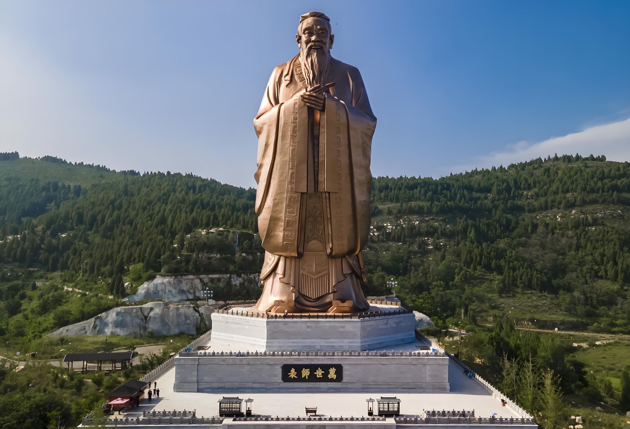 Однодневная экскурсия в Цзинань, Цюйфу, Три конфуцианских живописных района, Храм Конфуция, Особняк Конфуция и Кладбище Конфуция (по желанию, с билетами)