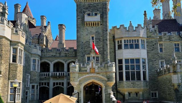 Lawatan sehari ke Istana Casa Loma, Ripley's Aquarium dan Menara CN di pusat bandar Toronto