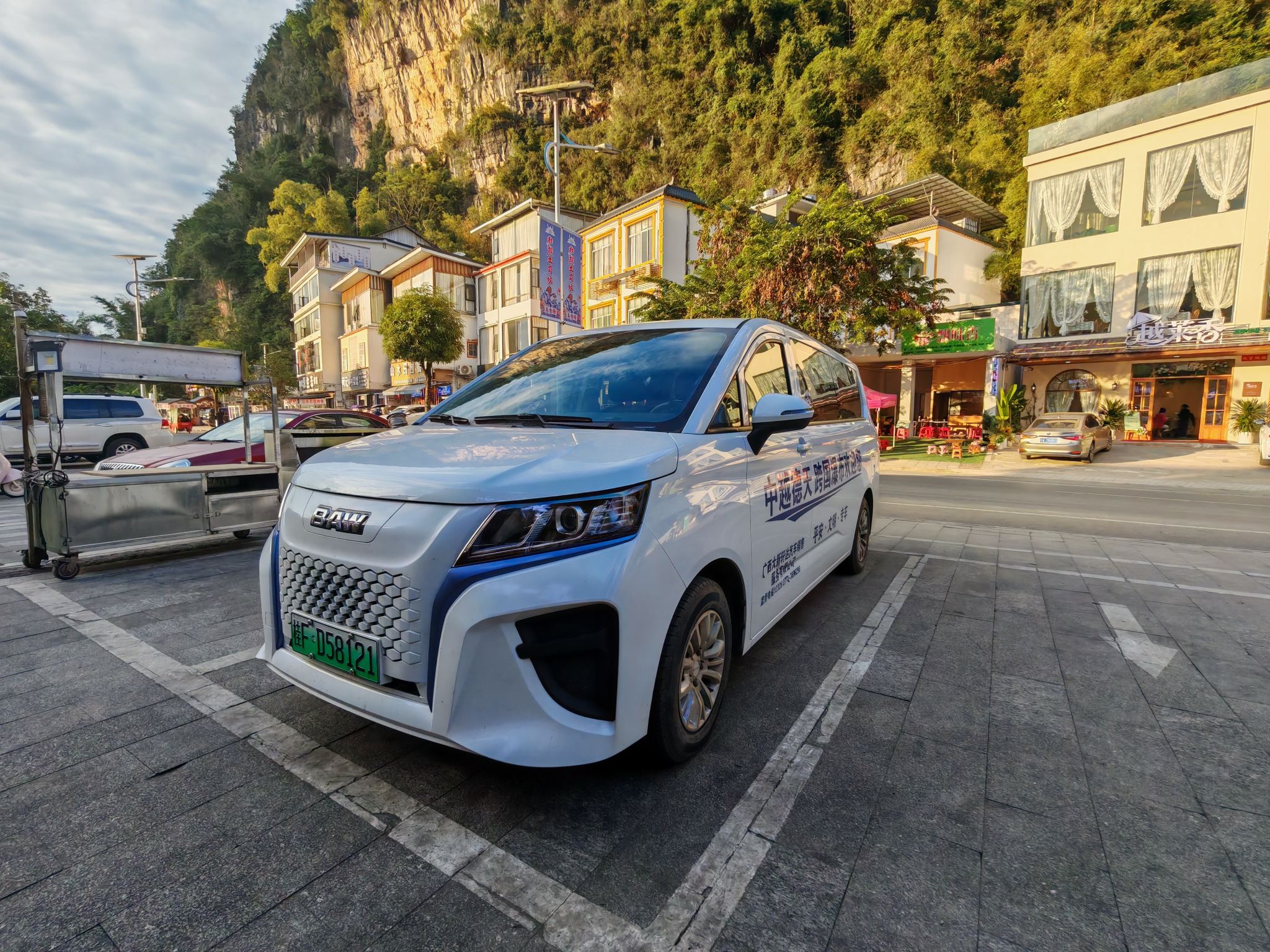 1–4 people small group tour|private tour|Chongzuo Departure: Huashan Rock Paintings + White-headed Langur