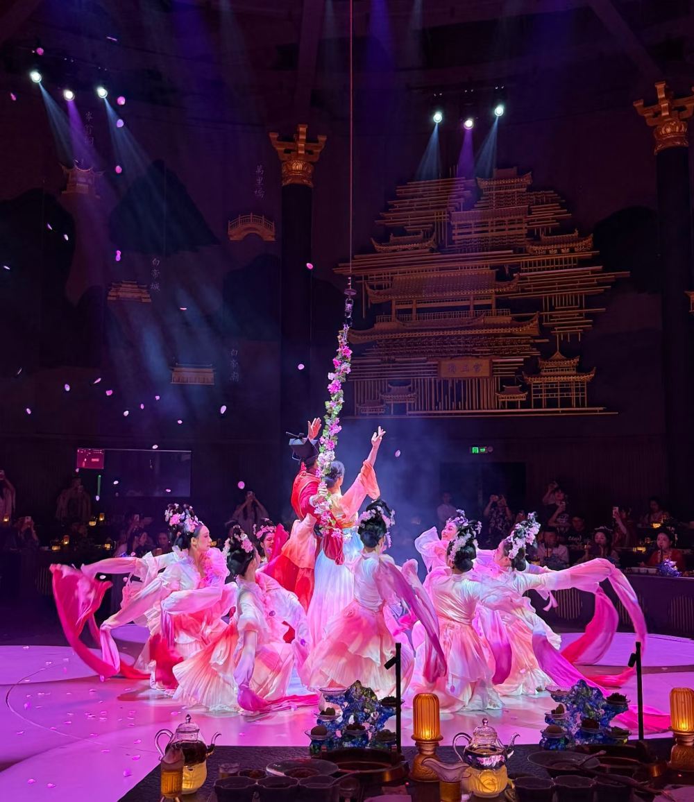 Chengdu Hongdingyan · Esperienza immersiva del banchetto imperiale (riproduzione di antichi rituali di corte millenari + apprezzamento di danze e musiche Shu + degustazione di prelibatezze imperiali + banchetto di corte immersivo)