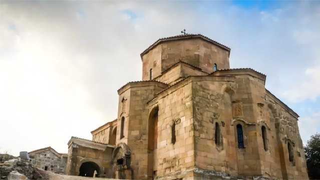 Грузия, Кавказ: однодневный тур с индивидуальным трансфером/арендой автомобиля с водителем - тысячелетняя эпопея под бронзовыми колоннами