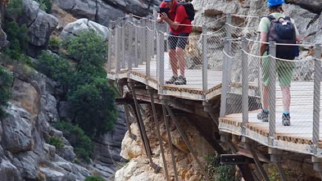 Málaga ida y vuelta: Caminito del Rey (incluye certificado conmemorativo) + cata de vino dulce y aceite de oliva en viaje organizado