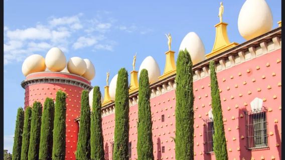 Wycieczka jednodniowa z Barcelony: Girona i Muzeum Dalí (wliczony bilet na wystawę biżuterii)