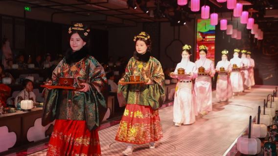 Banquet impérial Yan Tianxia à Nanjing - Festin impérial immersif du Rêve de Jinling (voyage à travers les charmes anciens de Jinling vieux de mille ans + interprétation en situation réelle des rites et musiques de cour + festin impérial pour les sens avec vue, ouïe et goût)