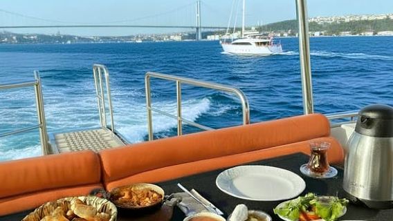 Istanbul: Morning Bosphorus Yacht Cruise w/Turkish Breakfast