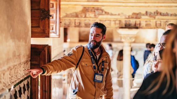 Granada: Alhambra Guided Tour with Nasrid Palaces & Gardens