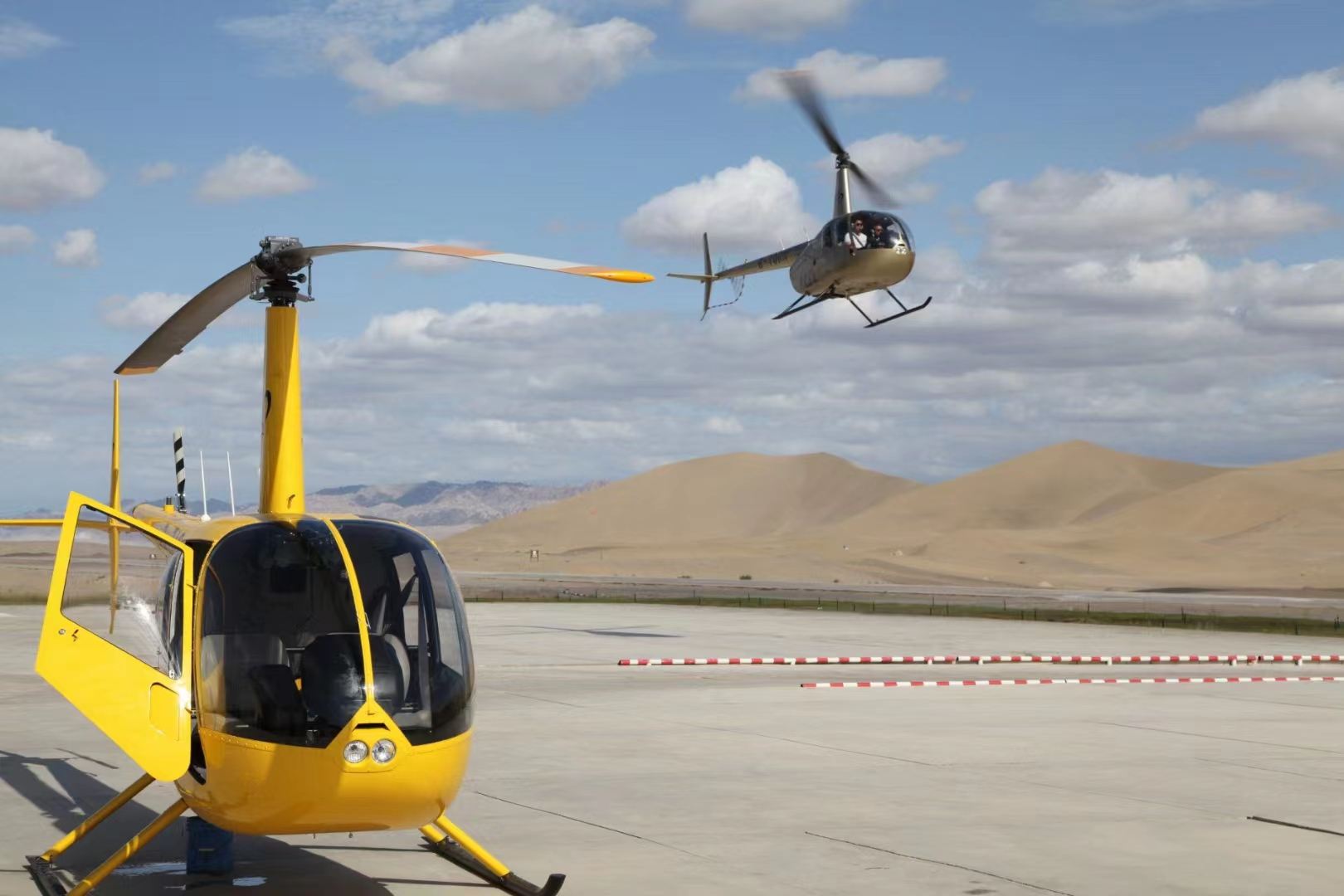 敦煌鳴沙山/直升機/滑翔機三角翼/【空中俯瞰月牙泉】