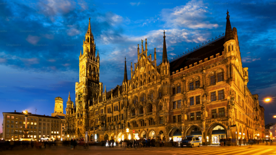 Marienplatz + New Town Hall + Paleontological Museum + King's Square day tour