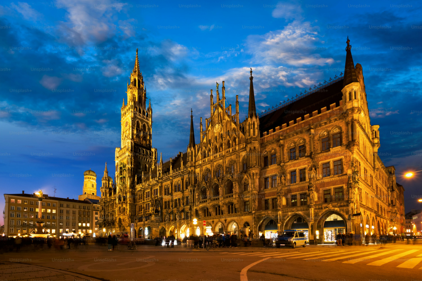 Marienplatz + New Town Hall + Paleontological Museum + King's Square day tour