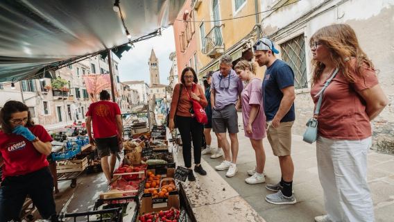 Venedig: Abendliche Cicchetti- und Weintour mit großzügigen Verkostungen