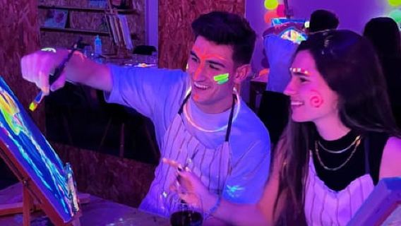 Valencia: Clases de pintura y bebida de Wine Gogh Glow Academy
