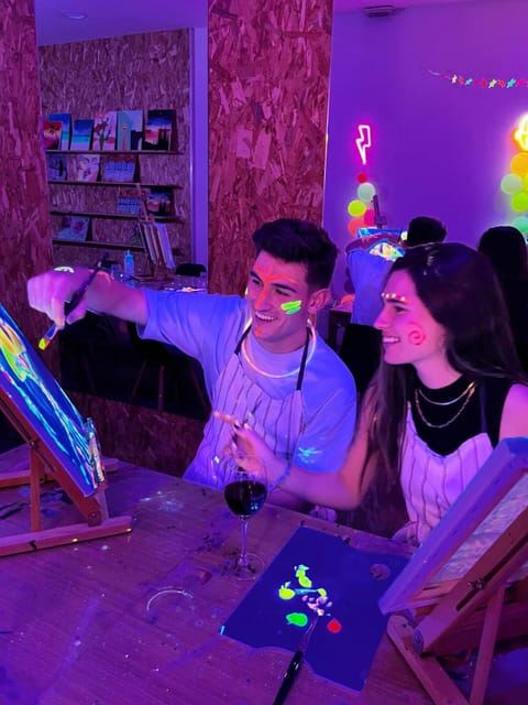 Valencia: Wine Gogh Glow Academy Paint and Sip Classes