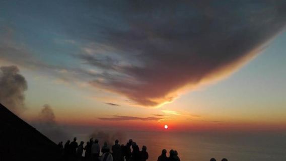 Sunset Trekking di gunung berapi Stromboli