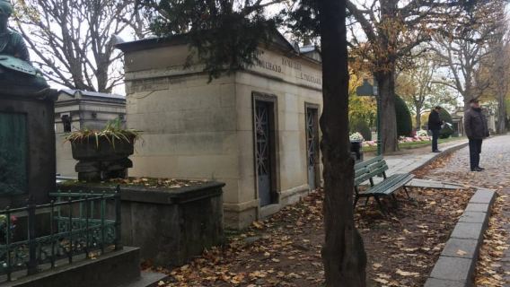 Paris: Tham quan Nghĩa trang Père Lachaise bằng Du thuyền trên Sông Seine