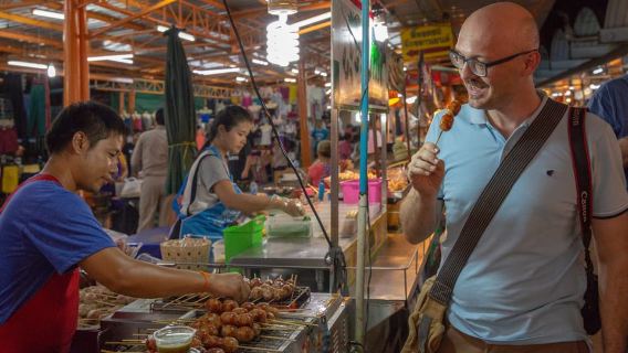 Bangkok: Markets, Temples and Food Night Tour by Tuk Tuk